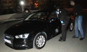 “Audi”nin sürücüsü silahlı hücuma məruz qalıb - FOTO