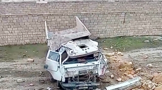 Daşla dolu “KamAZ” dərəyə aşdı, sərnişin xəsarət aldı    - VİDEO