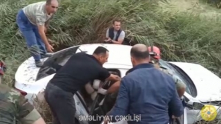 Kanala düşən maşında iki nəfər köməksiz vəziyyətdə qalıb  - VİDEO