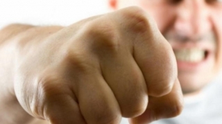 Bakıda şərnişin sürücünün başına küt alətlə xəsarət yetirib 