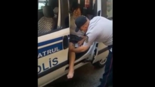 Bakıda polis yıxılan yaşlı qadının ayaqlarını yudu  - VİDEO