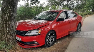 Nabranda avtomobil ağaca çırpıldı, xəsarət alanlar var   - FOTO