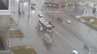 İdarəetməni itirən sürücü qəza törətdi - VİDEO