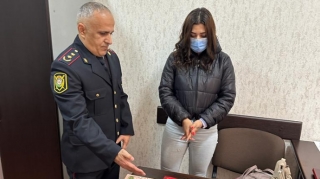 Parkda unudulan çantanı polis tapdı - Bu da sonu - FOTO 