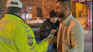 Yol polisinin saxladığı sərxoş sürücü vəsiqə əvəzinə “İnstagram” profilini göstərdi - VİDEO 