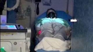 Qəzaya uğrayan qadını təcili yardım maşınında  zorladılar  - FOTO