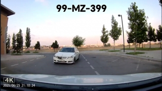 В Баку водитель на большой скорости создал опасную ситуацию на повороте - ВИДЕО 