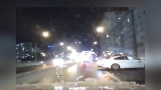 Buzlu yolda idarəetməni itirən maşınlar qəzadan son anda yan keçdi - VİDEO 