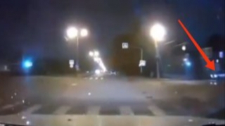 Yolayrıcında dəhşətli qəza:  maşın darvazadan həyətə girdi - VİDEO