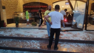 В Баку автомобиль врезался в кондитерскую   - ФОТО