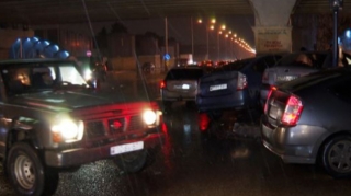 Bakıda qəza:  “Prius” yol ötürücüsünün sütununa çırpıldı - FOTO 
