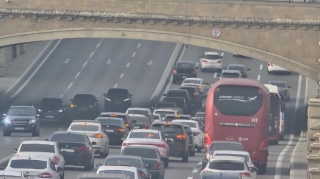 Неисправный автомобиль вызвал затор на одном из крупнейших проспектов Баку - ФОТО