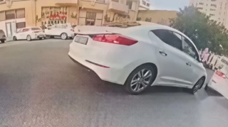 Bakının Bakıxanov qəsəbəsində əks yola çıxan sürücü qəza törətdi - VİDEO 