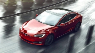 “Tesla”da qeyri-adi nasazlıq: öz-özünə tormozlayır 
