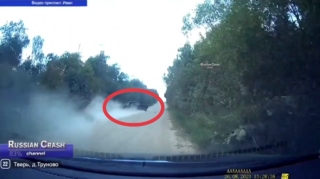 Bəhsə girən sürücü ötmə edən zaman dərəyə aşdı - VİDEO