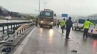Sədərək yolunda qəza: Yük maşını dəmir arakəsməyə çırpıldı   - VİDEO