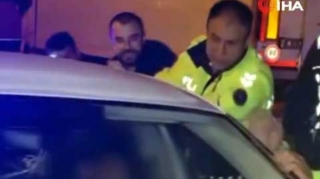 Yatan sürücünü oyatmaq üçün polis, təcili yardım və yanğınsöndürənlər gəldi - VİDEO 