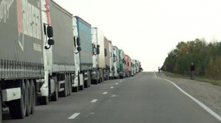 Sərhəddə nəqliyyat vasitələrinin kütləvi sıxlığı qeydə alınıb - FOTO 