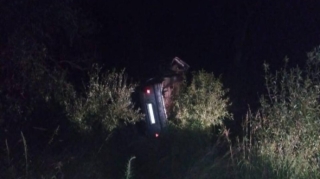 Sərxoş sürücü avtomobili çuxura aşırdı, ölən var 