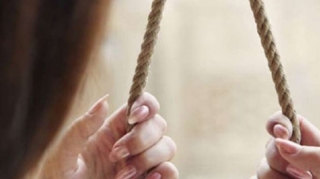 Həyat yoldaşından boşanacaq qadın özünü asdı