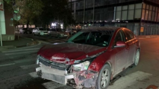 Avtomobil reklam bannerinə çırpıldı, sürücü... - FOTO 