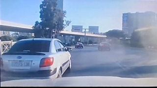 Prospektdə təhlükəli vəziyyət: Sürücü qəzadan güclə xilas oldu    - VİDEO