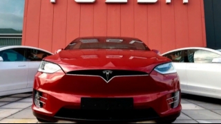 "Tesla"nın səhmləri 5-ə bölünür!