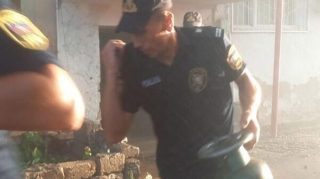 Yanğın zamanı 2 yanğınsöndürən və 2 polis əməkdaşı yaralanıb  - FOTO