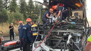 Boluda dəhşətli avtobus qəzası:  Ölənlər var - FOTO - VİDEO