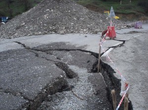 Siyəzəndə yolun bir hissəsi dağılıb