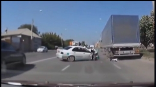 Qaydaları pozan "BMW" ağır qəza törətdi - Sağdan ötmə buna görə qadağandır  - VİDEO