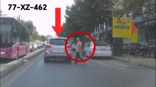 Xırdalanda işlər tərsinə gedir: Piyada maşına yol verir - VİDEO  