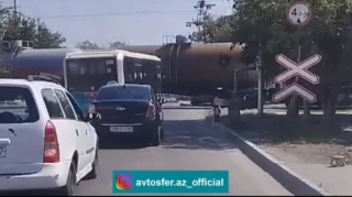 Sərnişinləri qatarın altına atan avtobus sürücüsü - VİDEO 