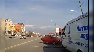 Avtomobili nasaz halda idarə edən sürücü qəza törətdi  - VİDEO