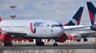 Ön şüşəsi sınan sərnişin təyyarəsi məcburi eniş etdi 