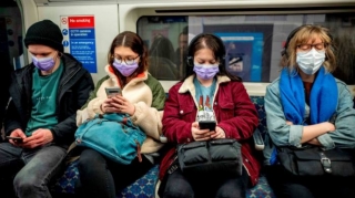 Böyük Britaniyada ictimai nəqliyyatda maska taxmaq məcburi olacaq