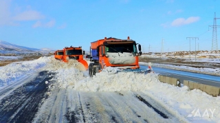 Güclü küləyin təsirindən magistral yolda yaranan problem aradan qaldırılıb  - FOTO - VİDEO