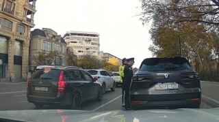 Piyadaya yol verməyən sürücünü yol polisi saxladı - VİDEO