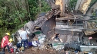 Avtobus yük maşını ilə toqquşdu, 15 nəfər öldü 