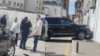 Paytaxtda qəza:  Toqquşan avtomobillərdən biri divara çırpıldı - FOTO 