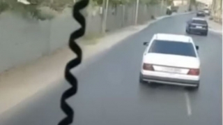 Yanğınsöndürən maşının açdığı yolla hərəkət edən sürücü cərimələndi   - VİDEO