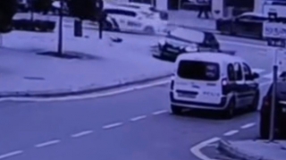 Ağ şəhərdə avtomobil yol kənarındakı dirəyə çırpıldı - VİDEO