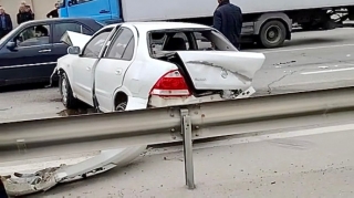 İdarəetmədən çıxan “Nissan” dəmir arakəsməyə çırpıldı    - VİDEO