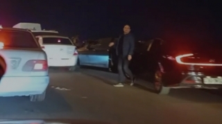 Piyadanı vurub idarəetməni itirən sürücü başqa maşınla toqquşdu: Ölən var  - VİDEO