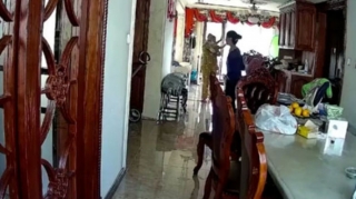 Nənənin çevik reaksiyası körpənin ağır xəsarət almasının qarşısını aldı - VİDEO 