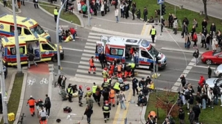 Sürücü avtomobilini insanların üzərinə sürdü: Çox sayda yaralı var - FOTO + VİDEO 