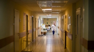 Qubada avtomobil piyadanı vurub