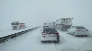 Rusiyada güclü qar səbəbindən 40 kilometrlik tıxac yaranıb 