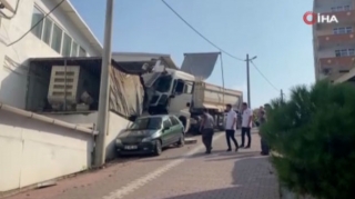 Yoxuşda park edilən yük maşı sürüşərək avtomobilləri yararsız hala saldı - VİDEO 