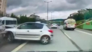 İdarəetmədən çıxan “Pejo” beton arakəsmələrə çırpıldı - VİDEO 